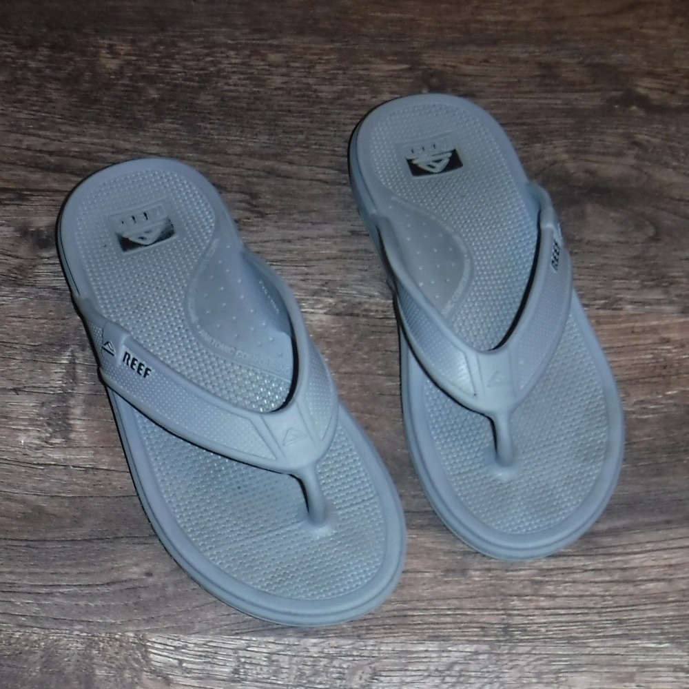 Reefβ Men's Gray Flip Flops Sandals USA 9 Beach Pool Casual Summer Shoes